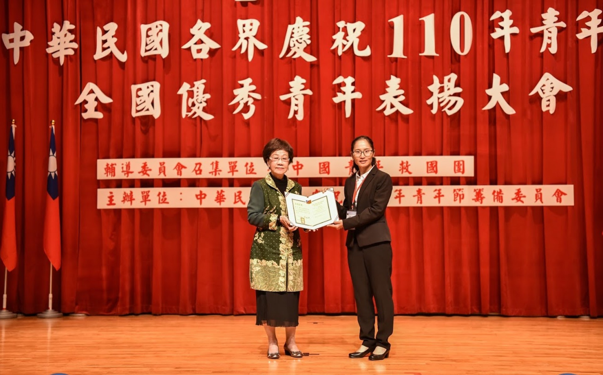 恭賀本校黃子瑜老師榮獲110年全國優秀青年