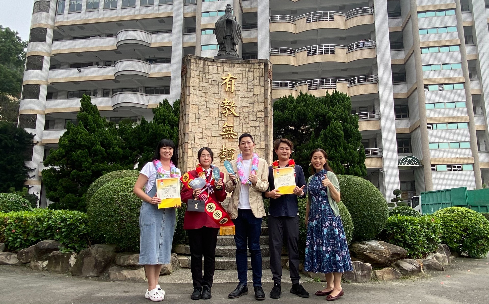 113學年度烘三信謝詩涵同學餐飲服務榮獲金手獎